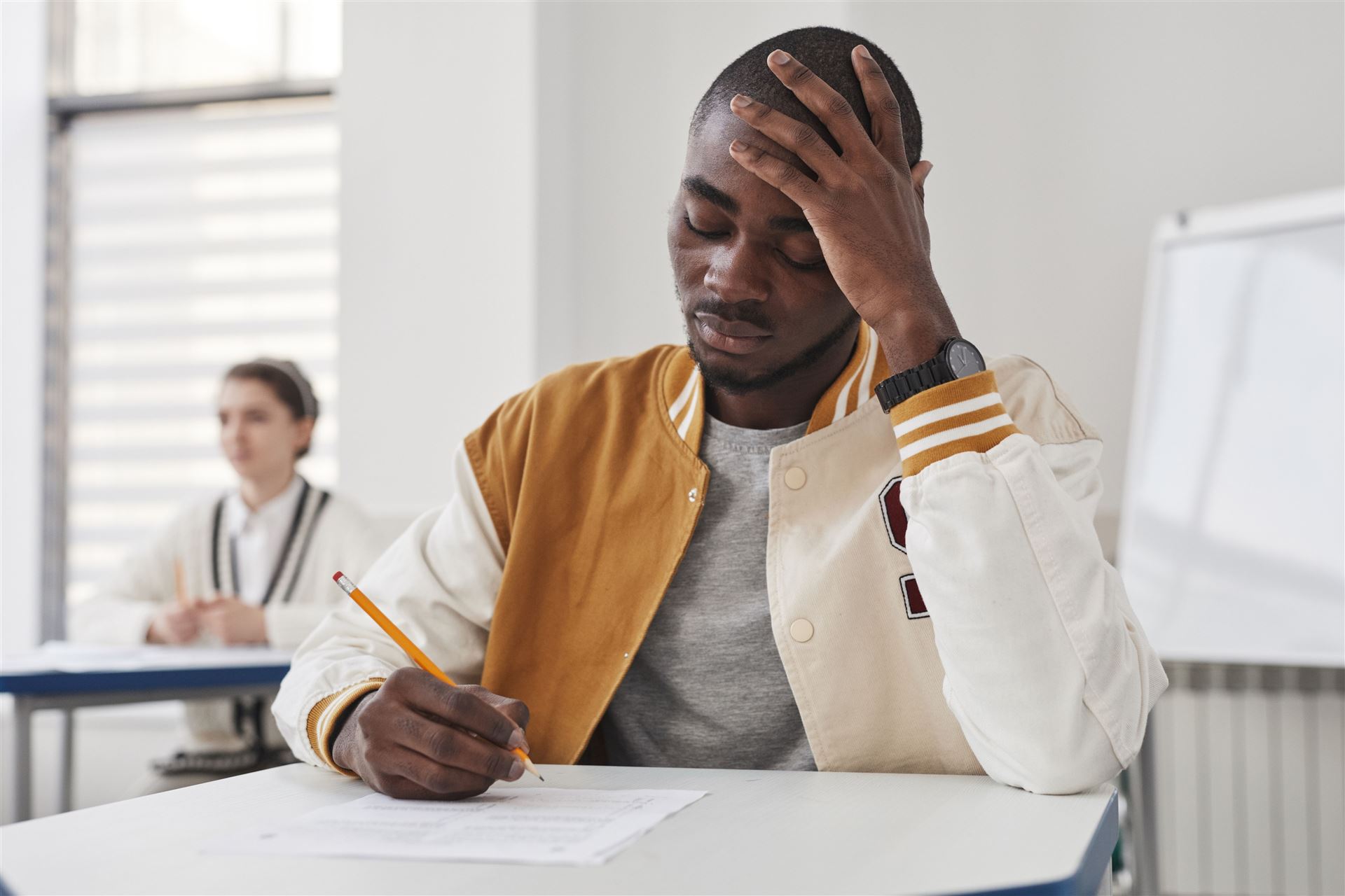 Personne qui rédige sa lettre de motivation