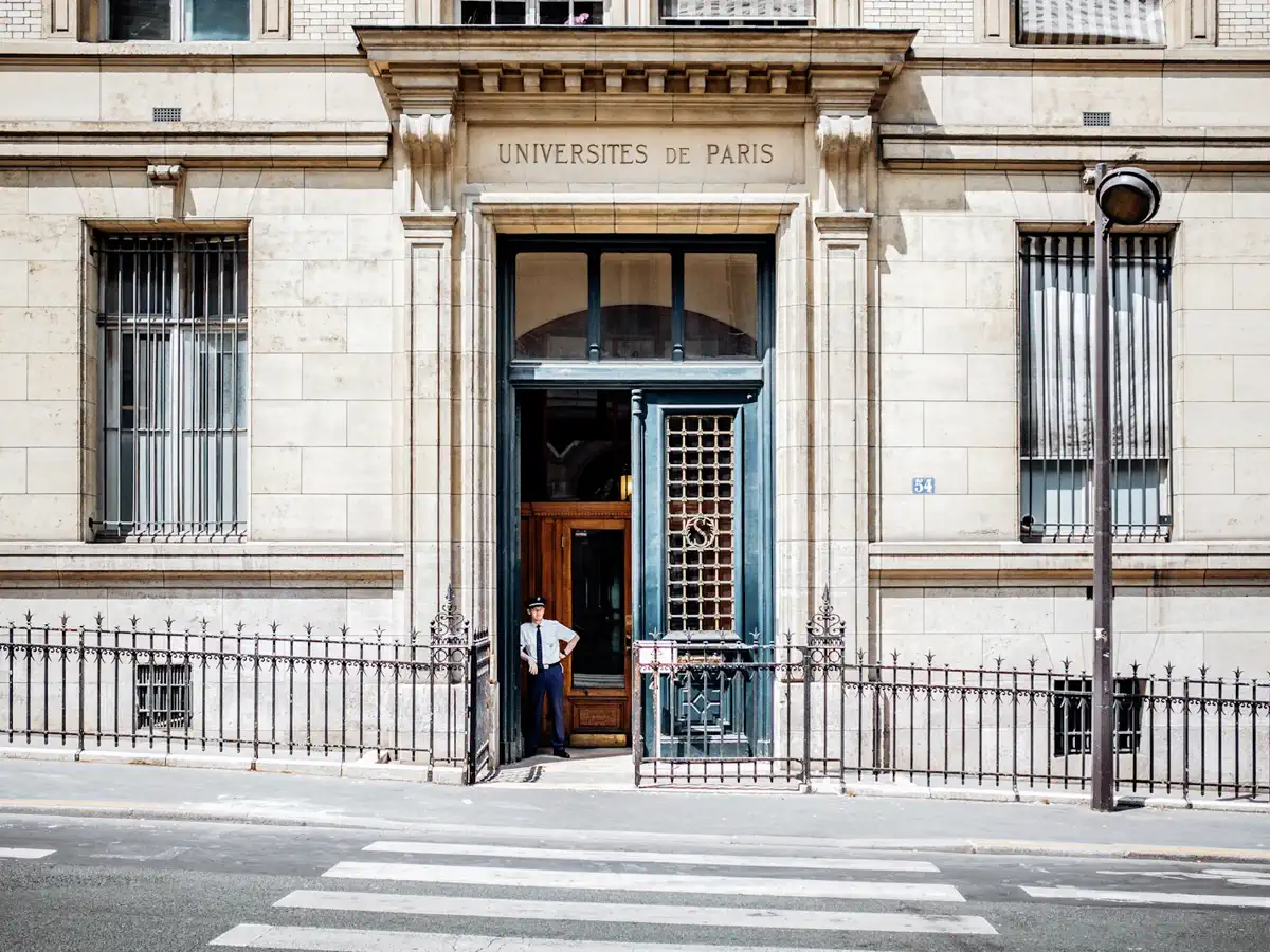 Façade d'un bâtiment universitaire parisien, entrée des Universités de Paris