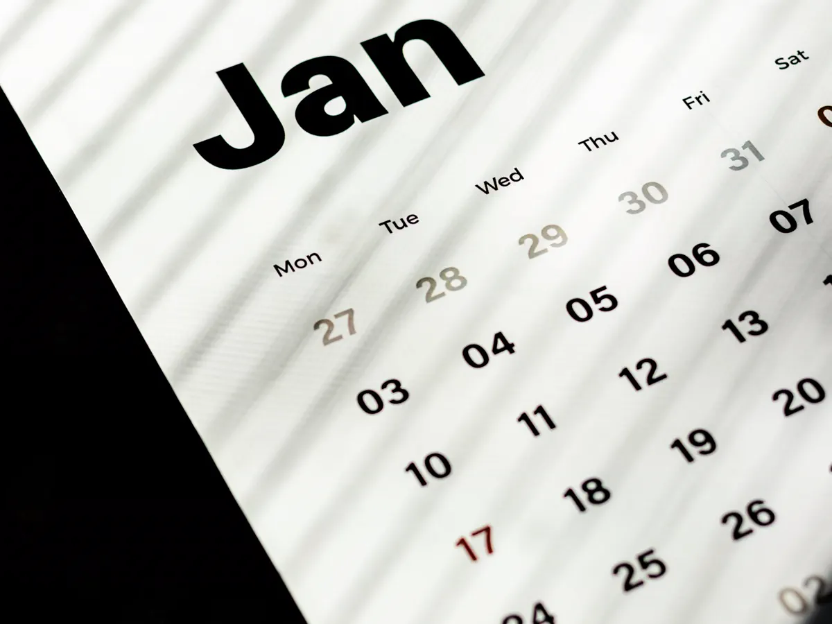 Gros plan sur un calendrier affichant le mois de janvier