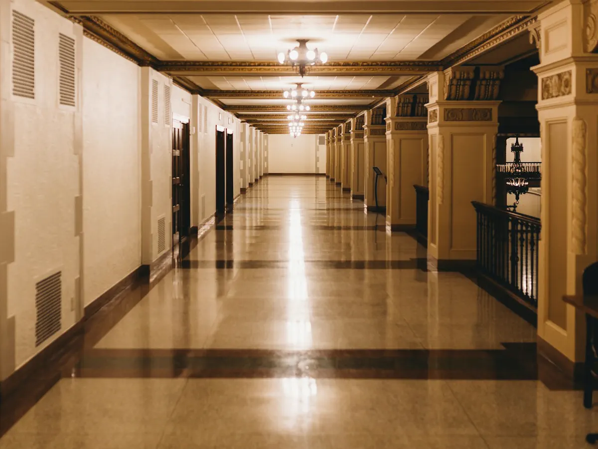 Couloir élégant et vide d'un bâtiment universitaire